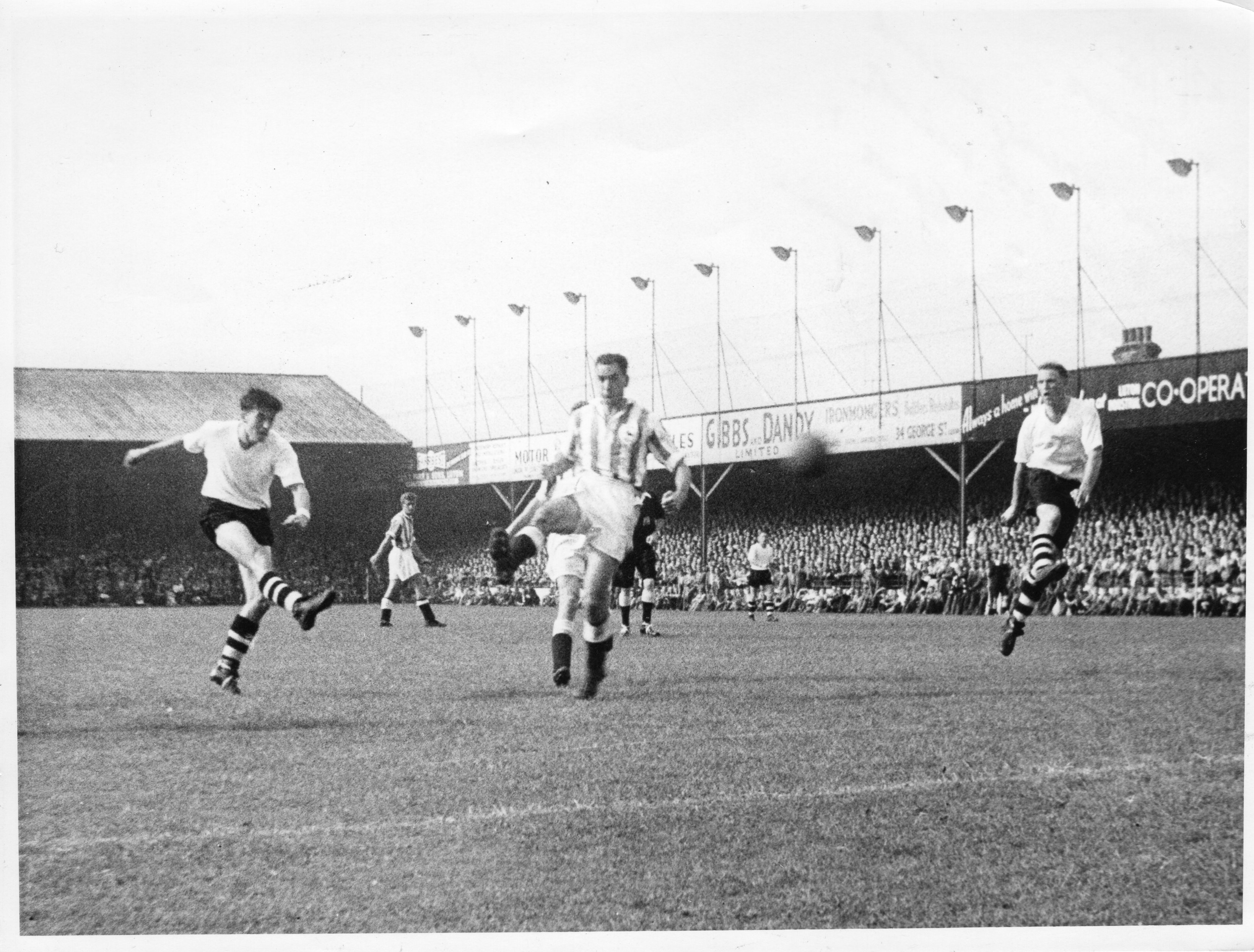 Luton Town FC vs Tottenham Hotspur (27th Aug 1955) | Hatters Heritage